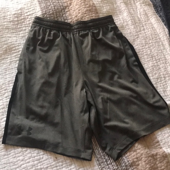 Under armor grey and black shorts size medium - Picture 1 of 3